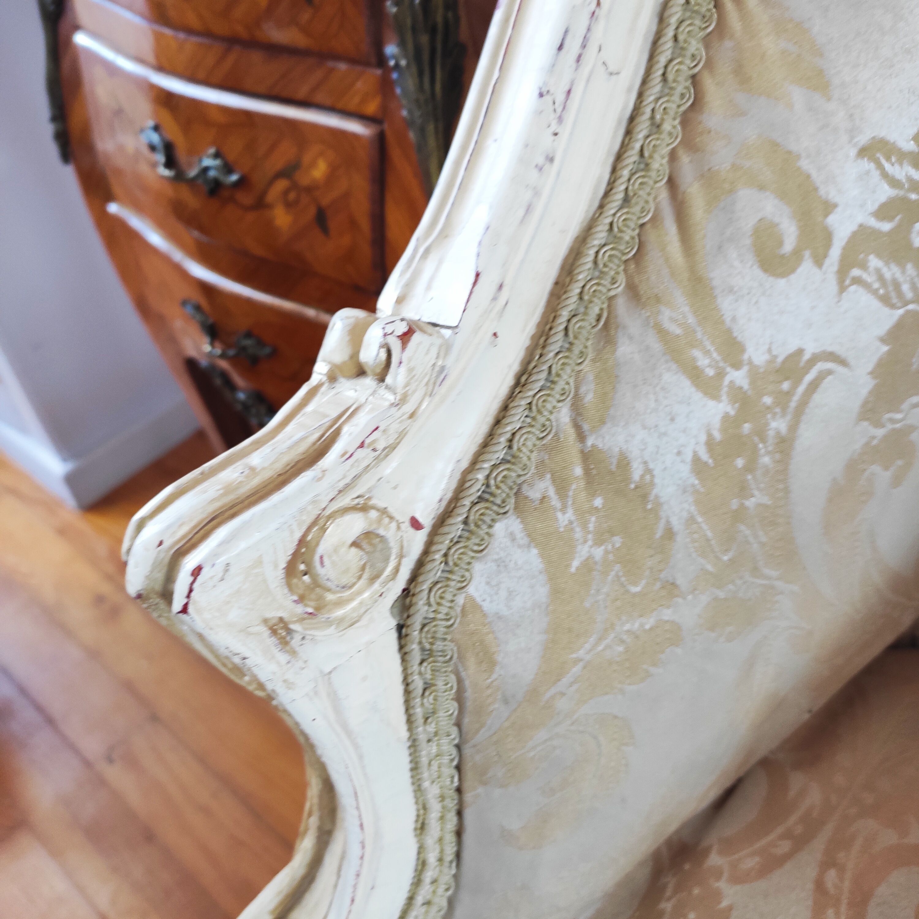 Fauteuil ancien bergère style Louis XV patiné