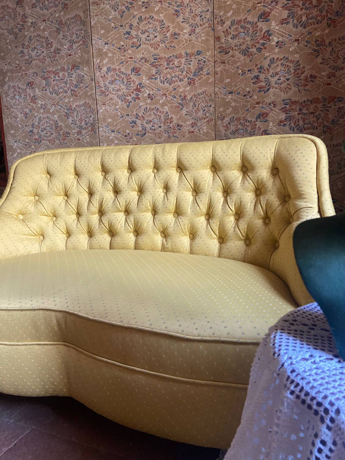 Small padded toad bench