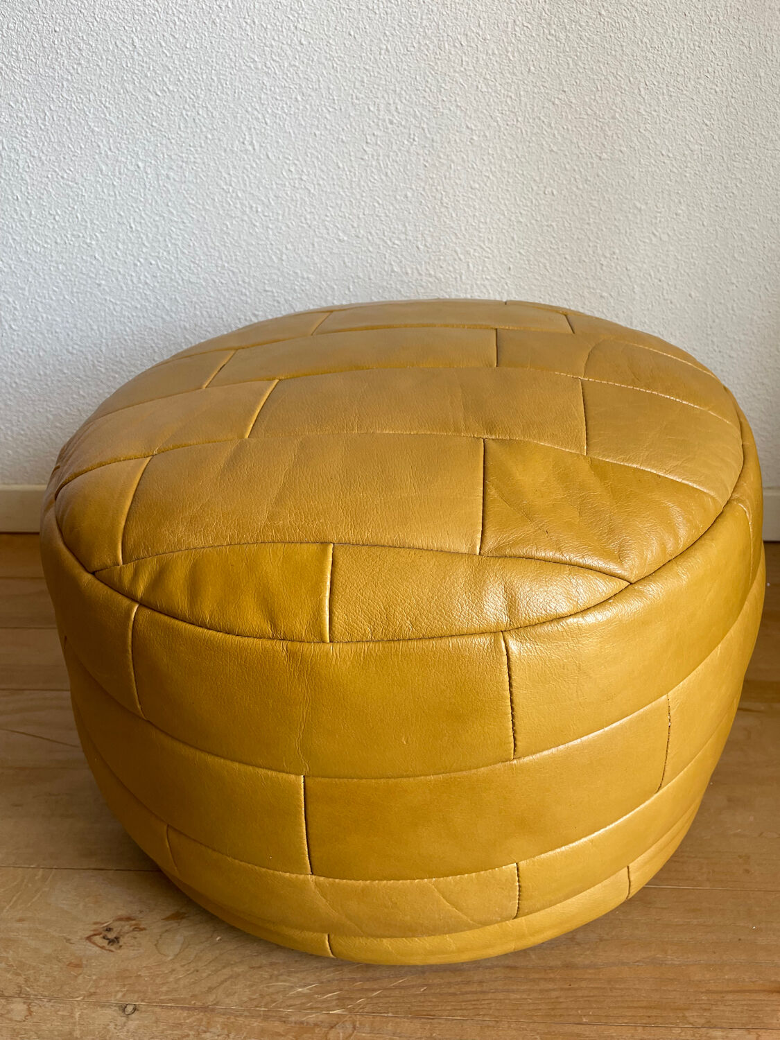 2 poufs moutarde patchwork en cuir de Sède