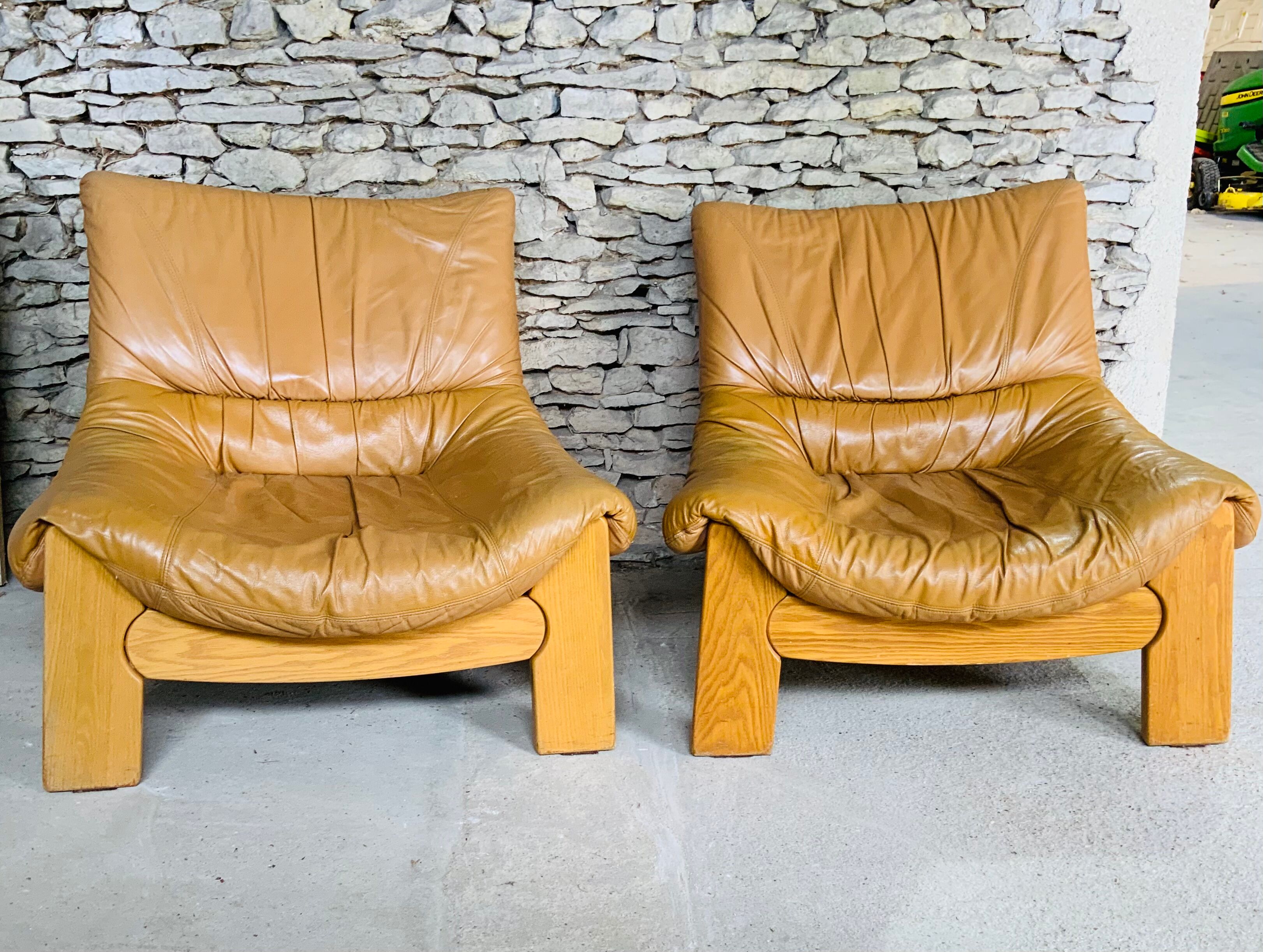 Leather and wood lounge of the Maison Regain 1950s/60s