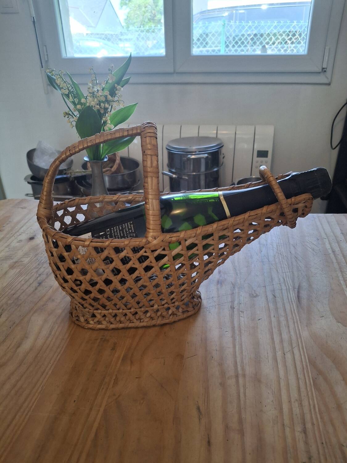 Woven wicker bottle basket