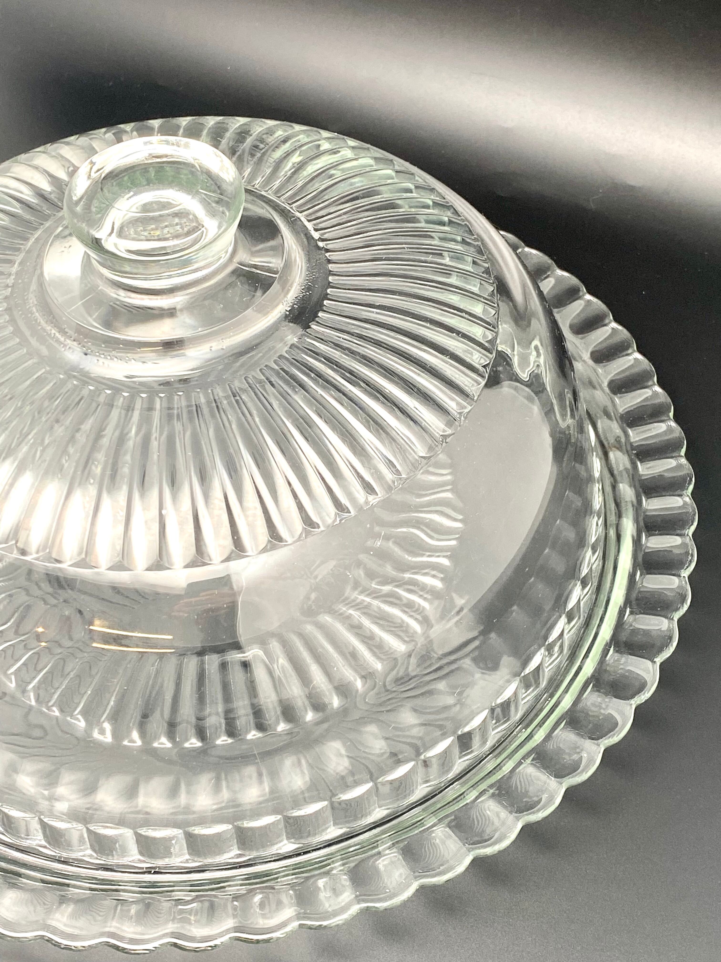 Presentation dish with transparent glass bell