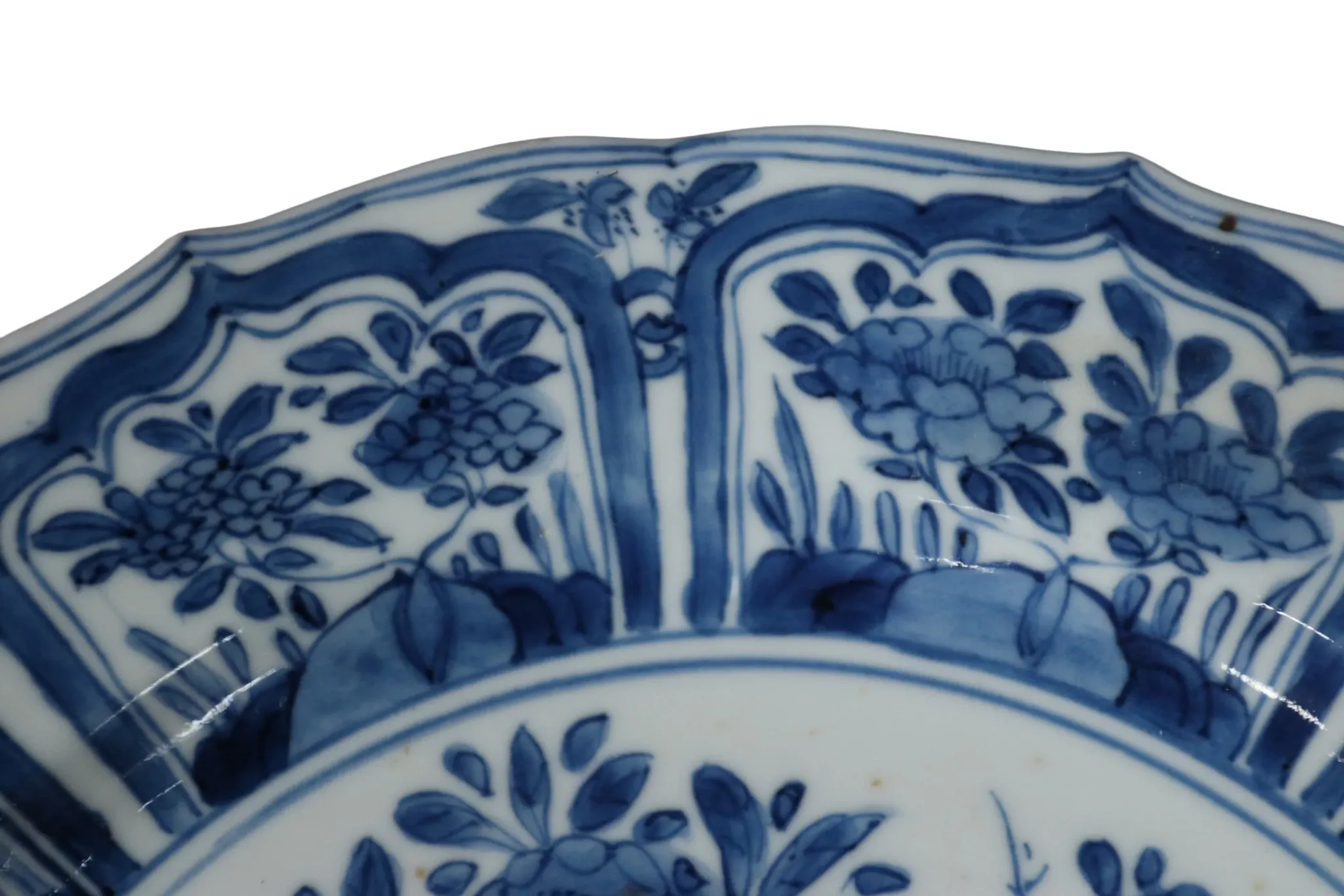 Chinese lobed dish with peony tree and fence – Kangxi, c.1700–1720