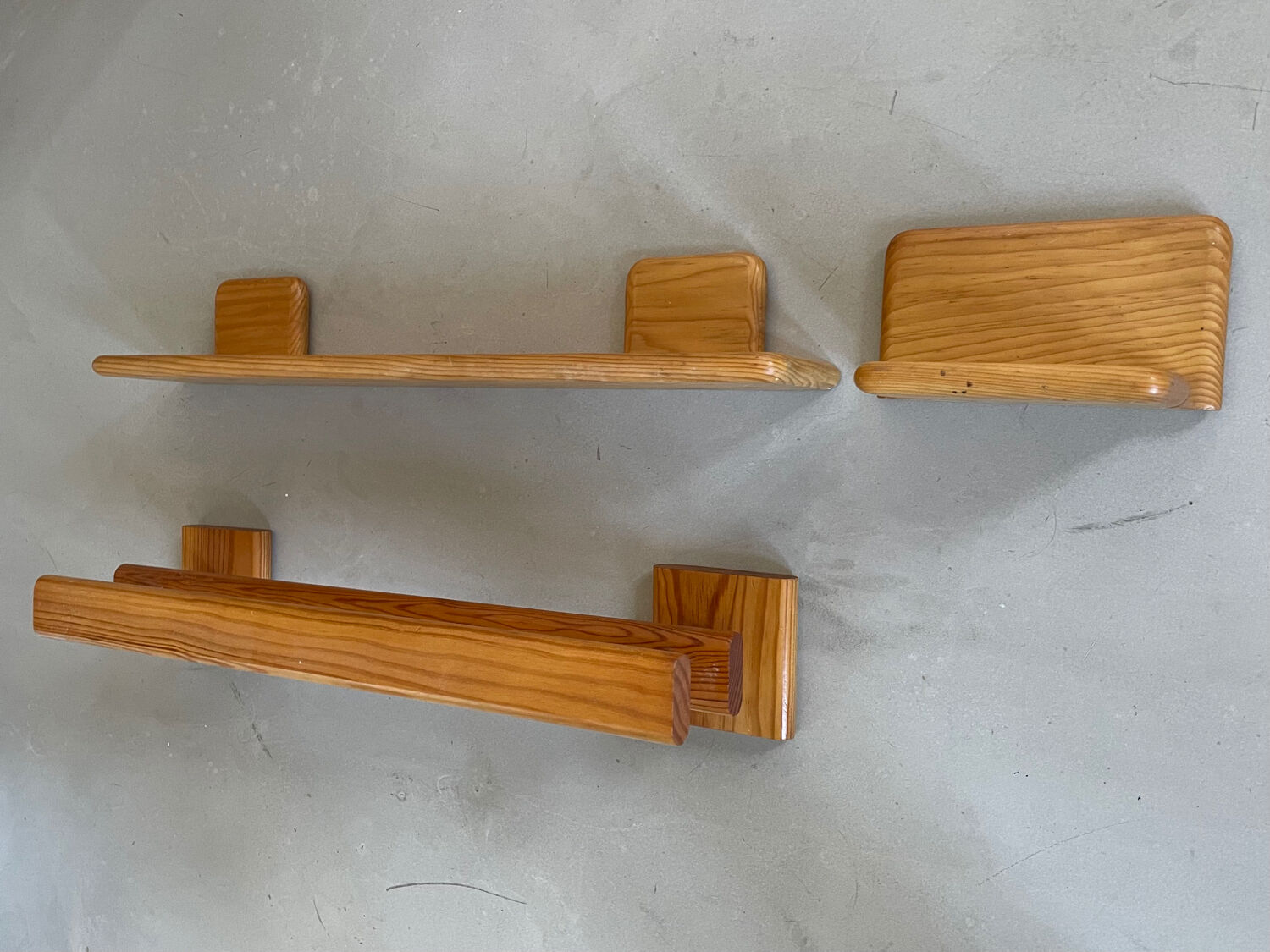 Wall-mounted wooden soap dish
