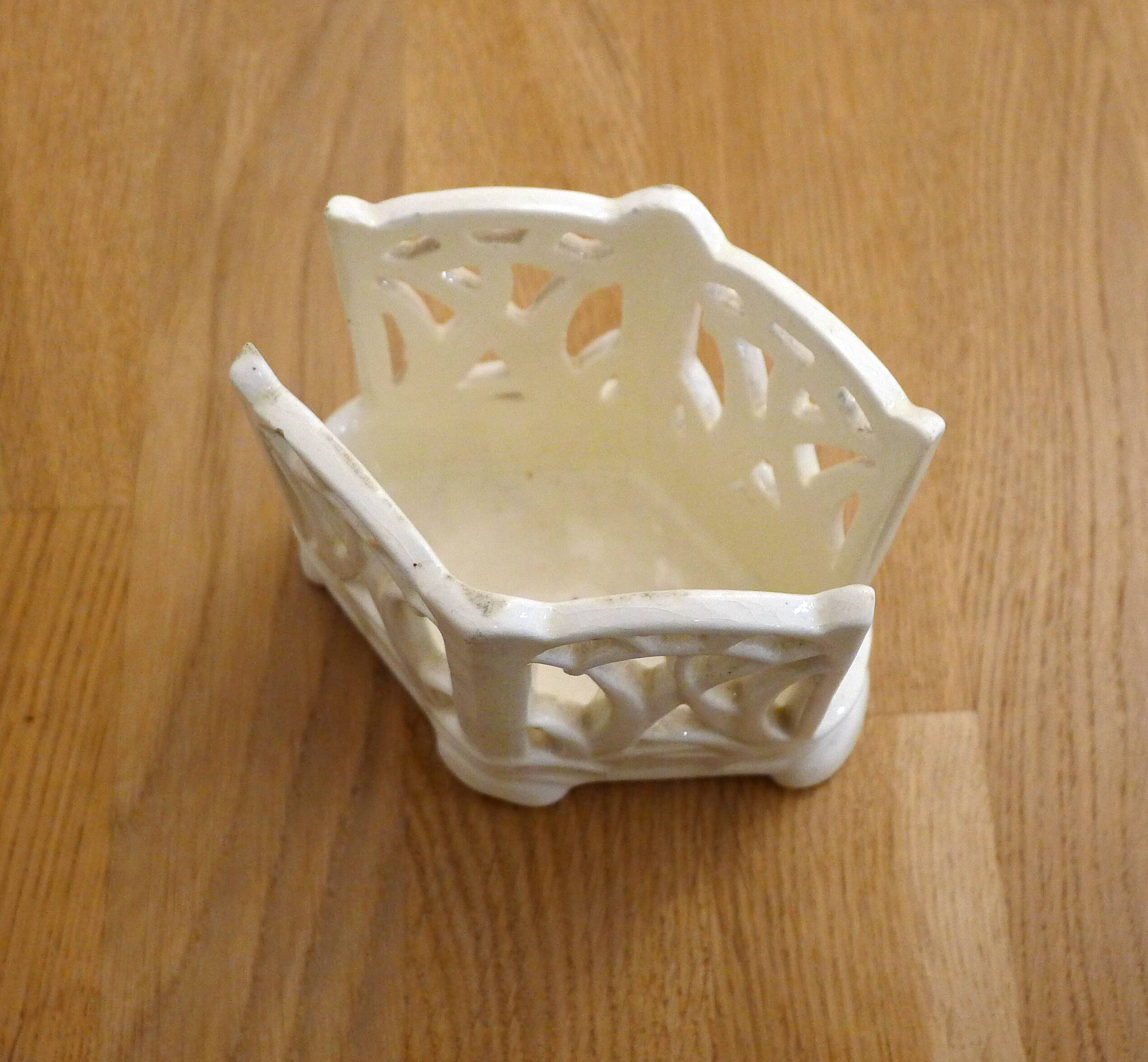 Openwork pot / letter holder in Art Nouveau ceramic