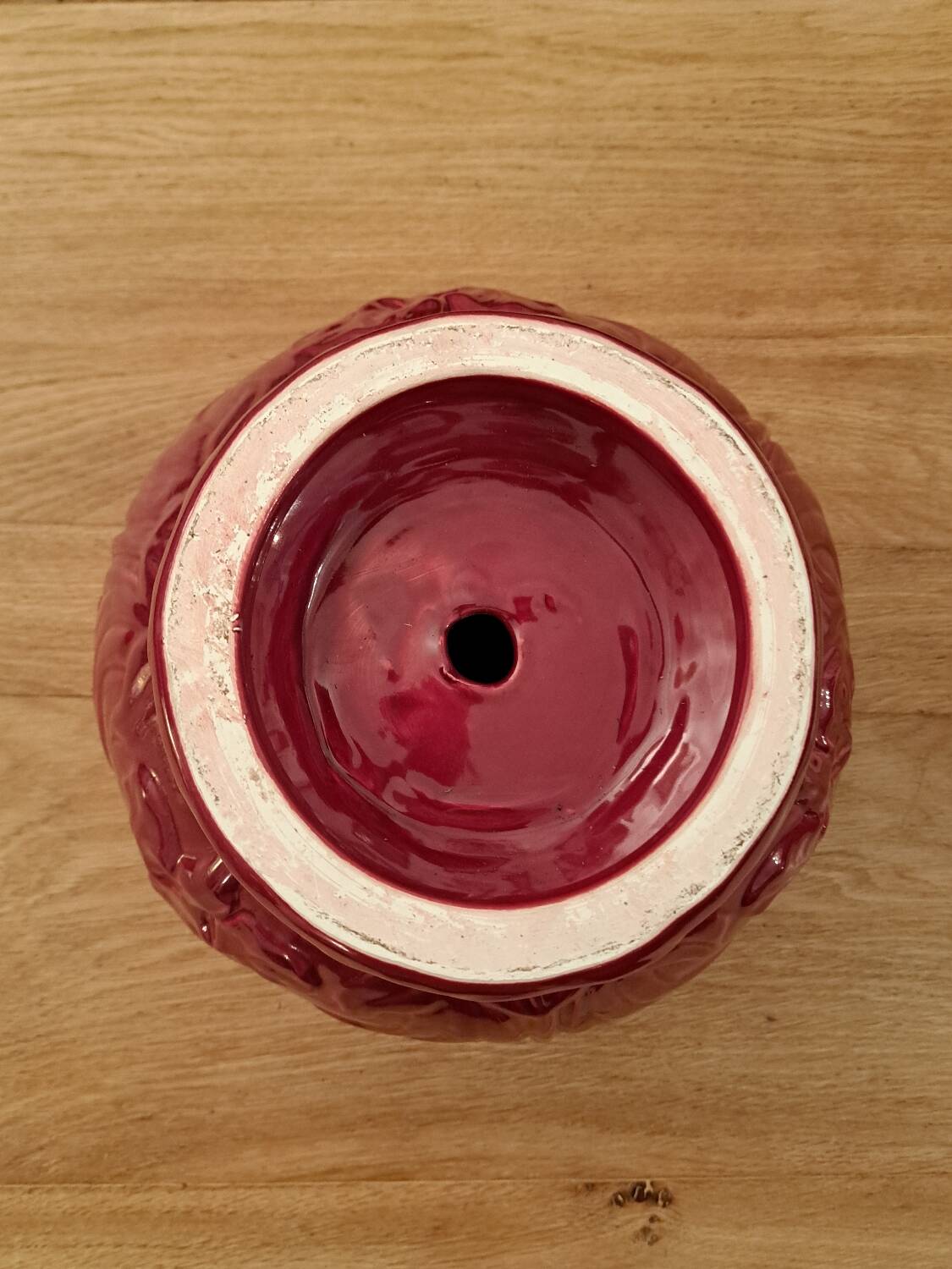 Cache pot on Art Nouveau column in earthenware.