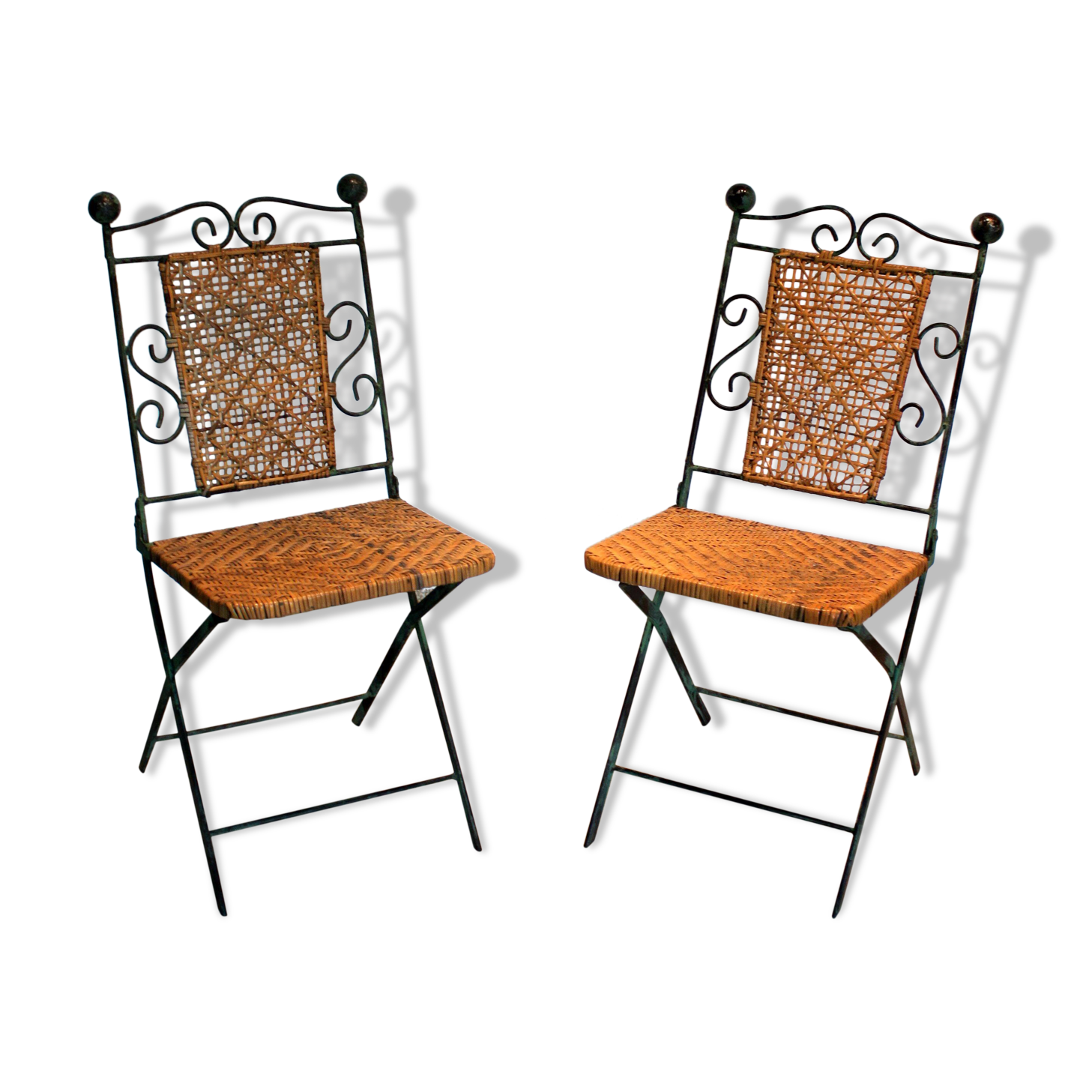 Paire de chaises pliables en fer forgé et rotin.