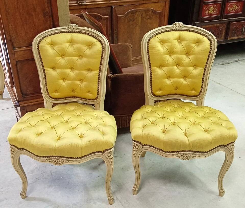 Paire de chaises chauffeuses capitonnées de style Louis XV
