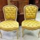 Paire de chaises chauffeuses capitonnées de style Louis XV