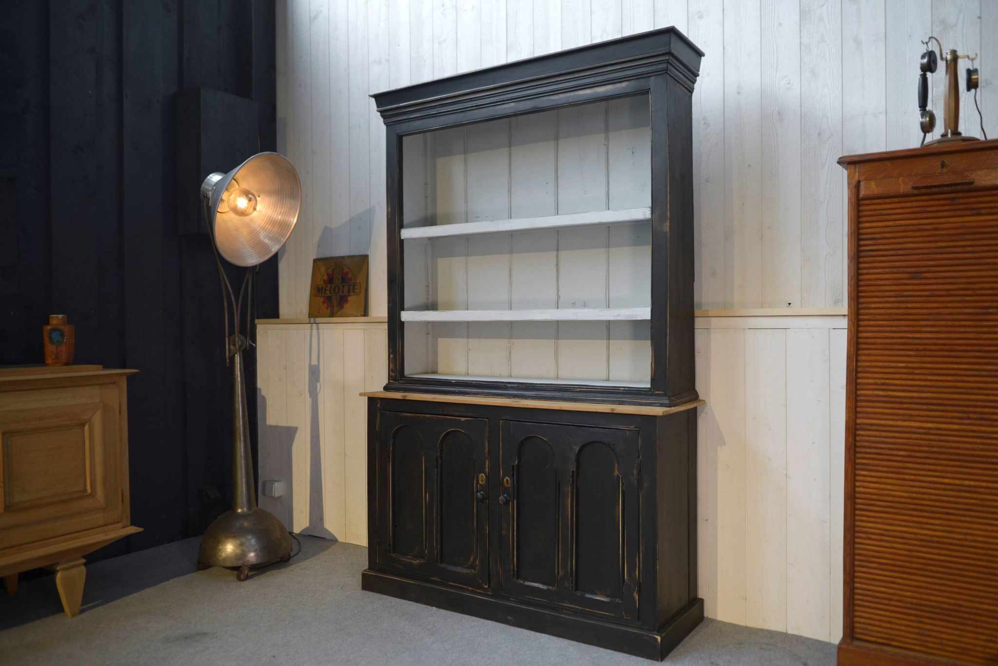 Buffet deux corps patine noire intérieur blanc 1950's