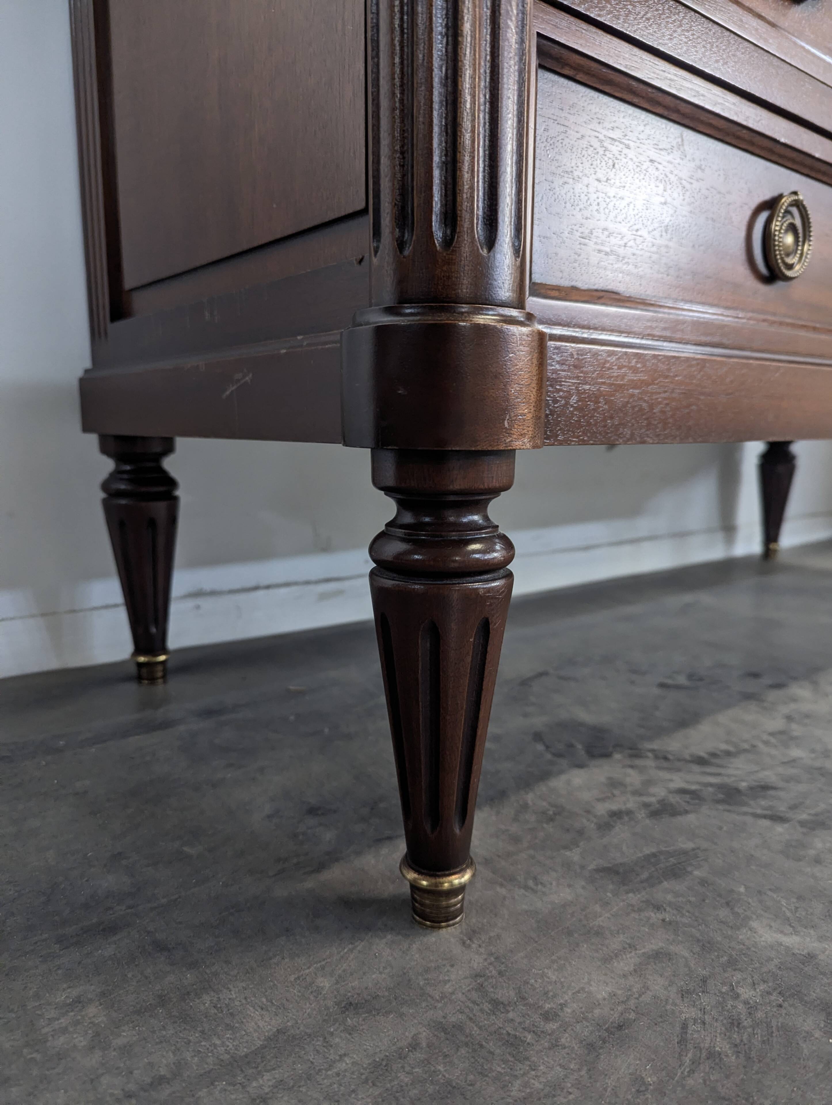 Commode de style Louis XVI en acajou et marbre de carrare