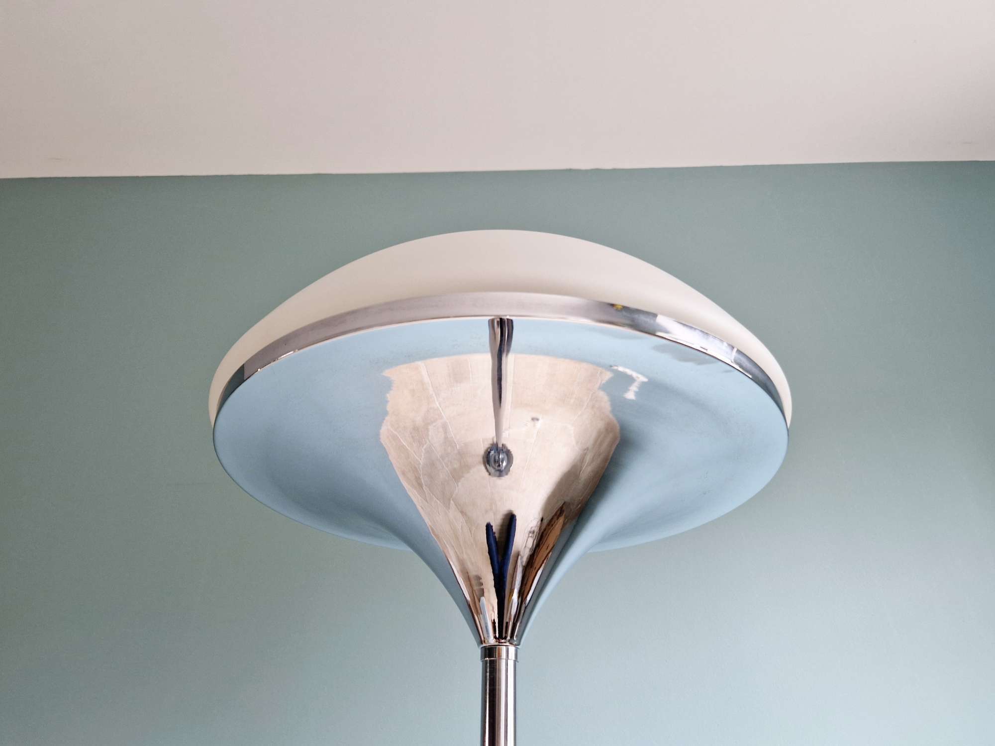 Modernist floor lamp in chrome metal and satin glass, 1960.