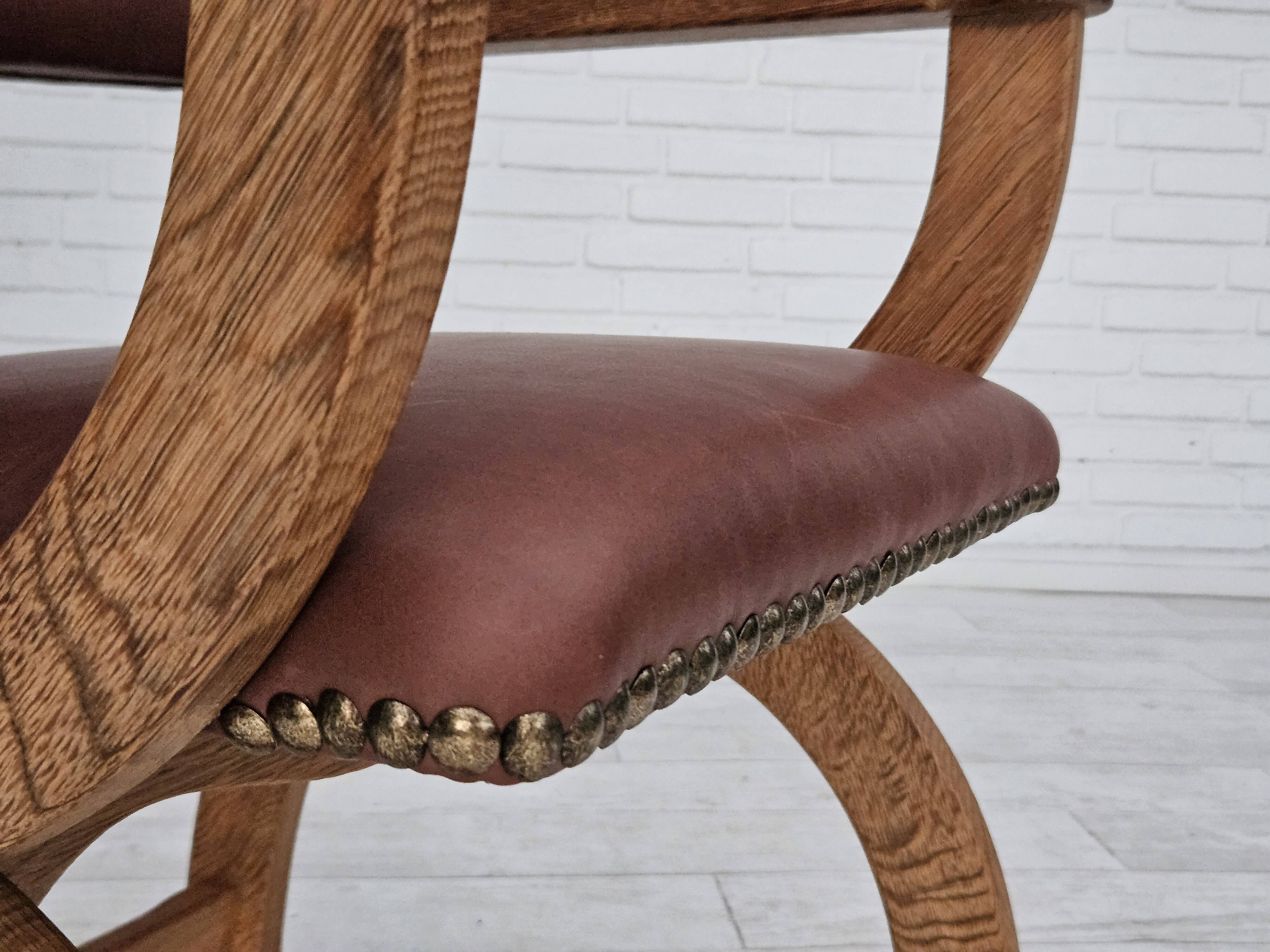 Années 1950, design danois, fauteuil retapissé, cuir marron naturel, bois de chêne.