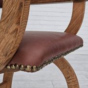 Années 1950, design danois, fauteuil retapissé, cuir marron naturel, bois de chêne.