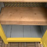 Armoire parisienne bonnetière ancienne jaune poudré.