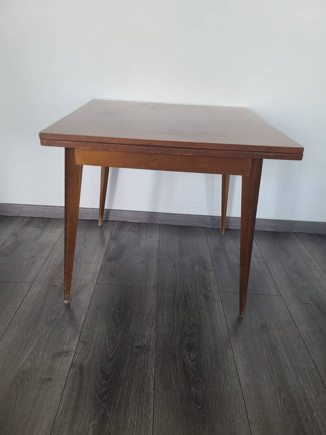 Vintage vitrified portfolio table
