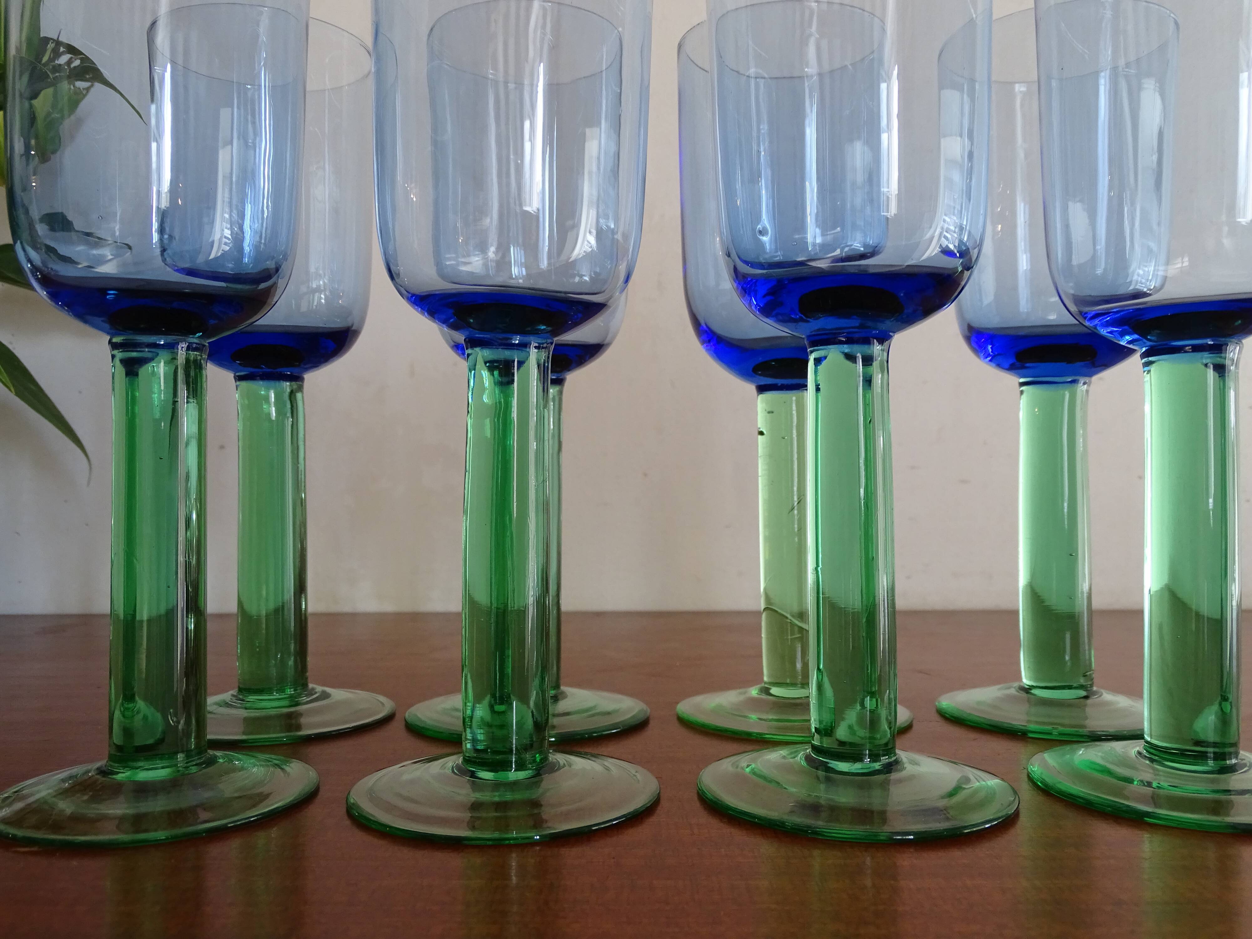 8 glasses with Murano feet vintage blown glass