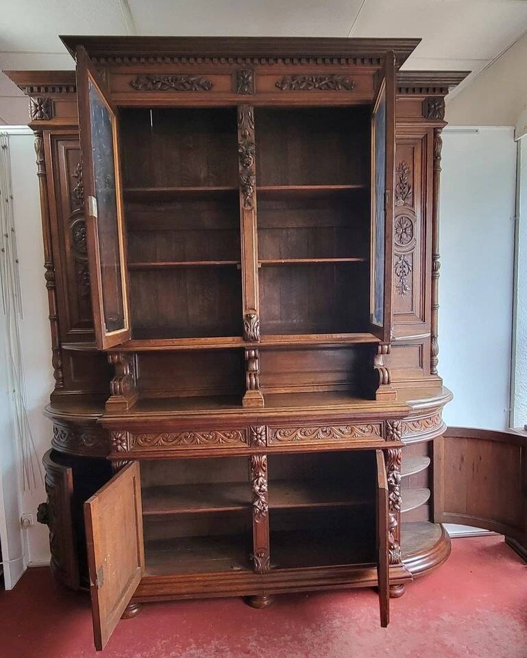 Very important Renaissance style chateau library buffet in oak