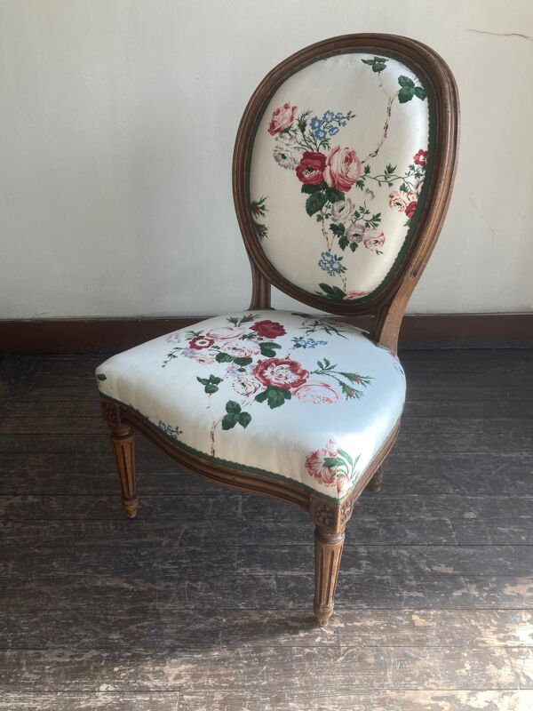 Chaise de nourrice médaillon Louis XVI 19e chintz Sanderson à fleurs
