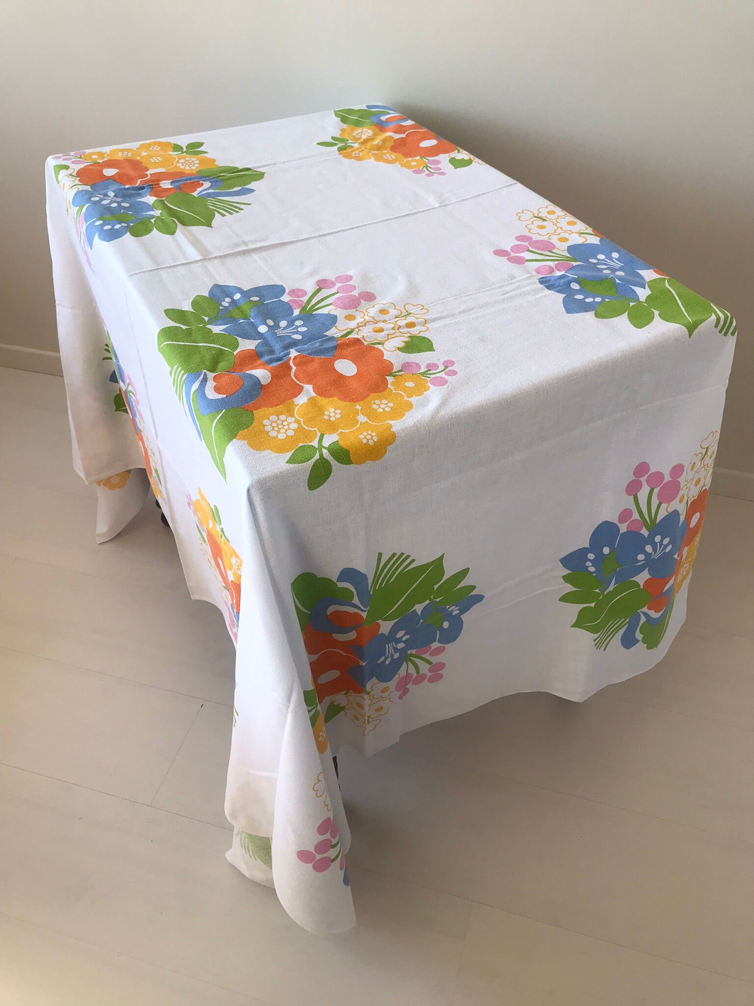 Floral tablecloth and its 8 vintage towels