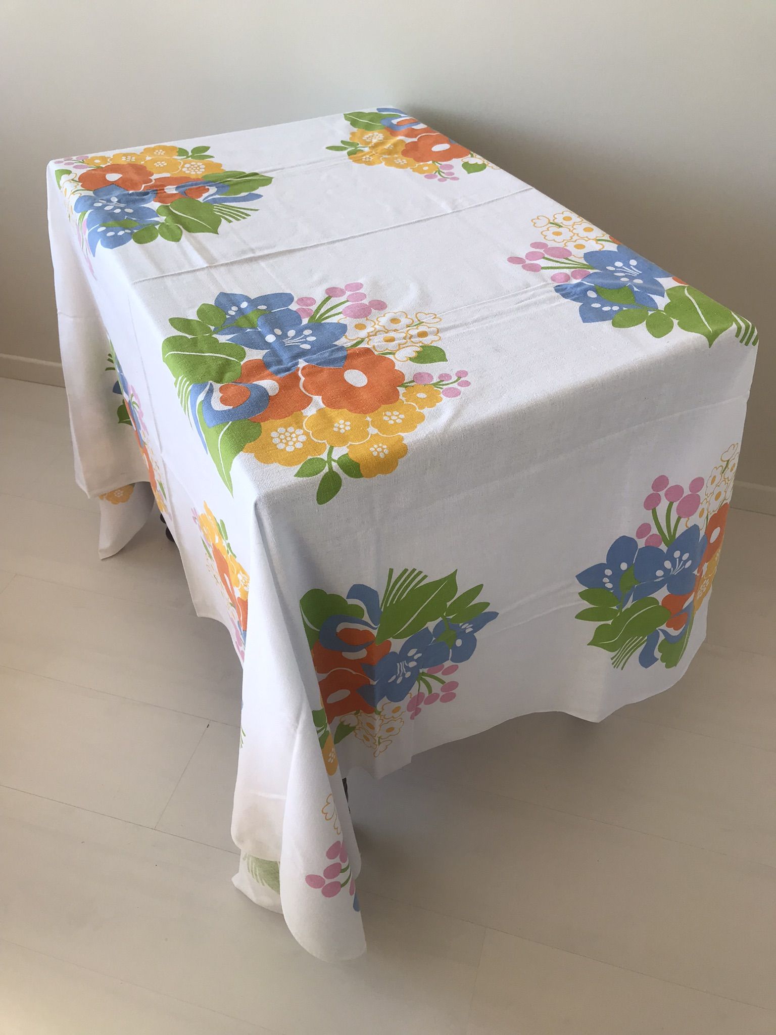 Nappe fleurie et ses 8 serviettes vintage