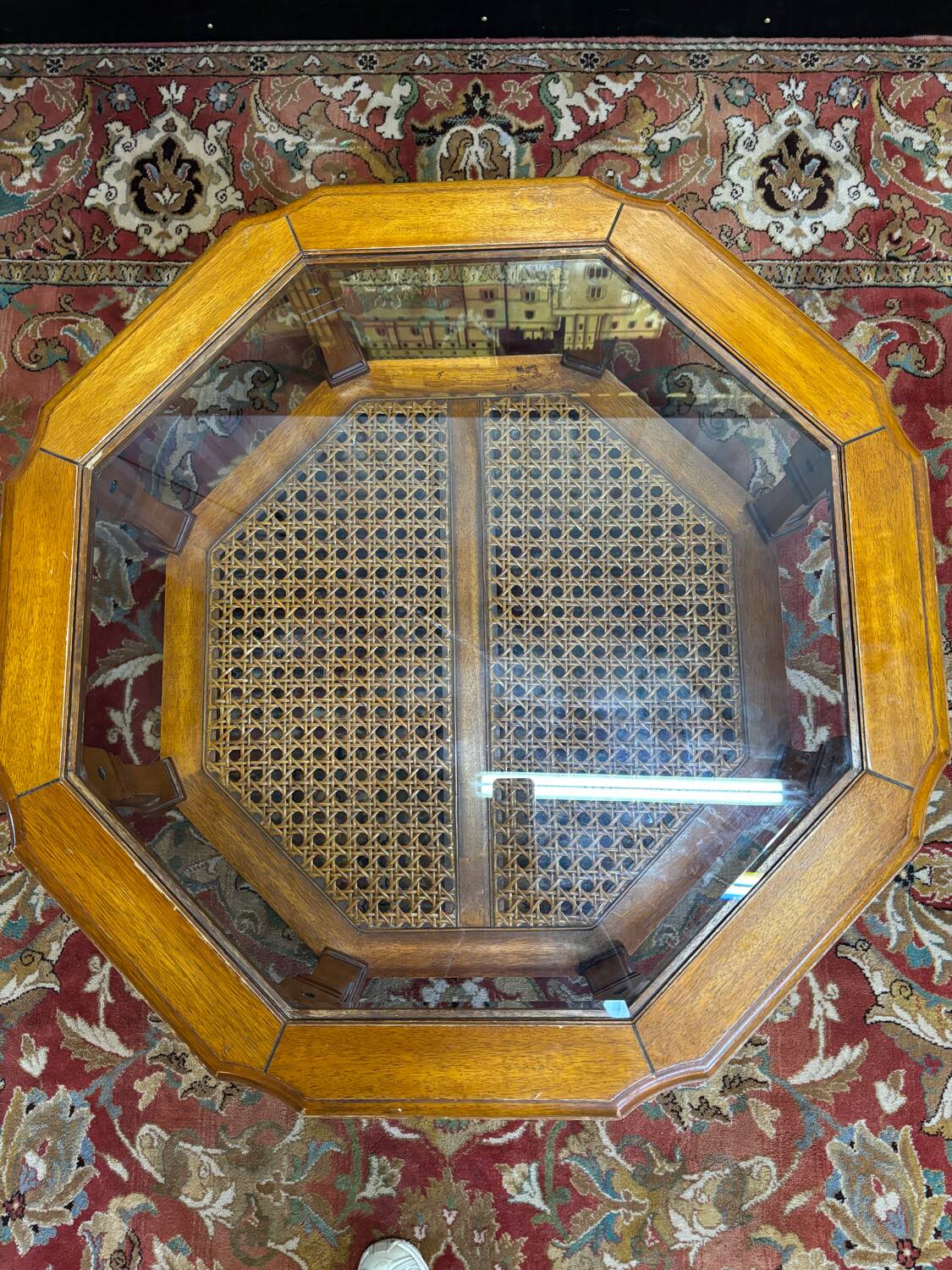 Table arrondie en bois et verre