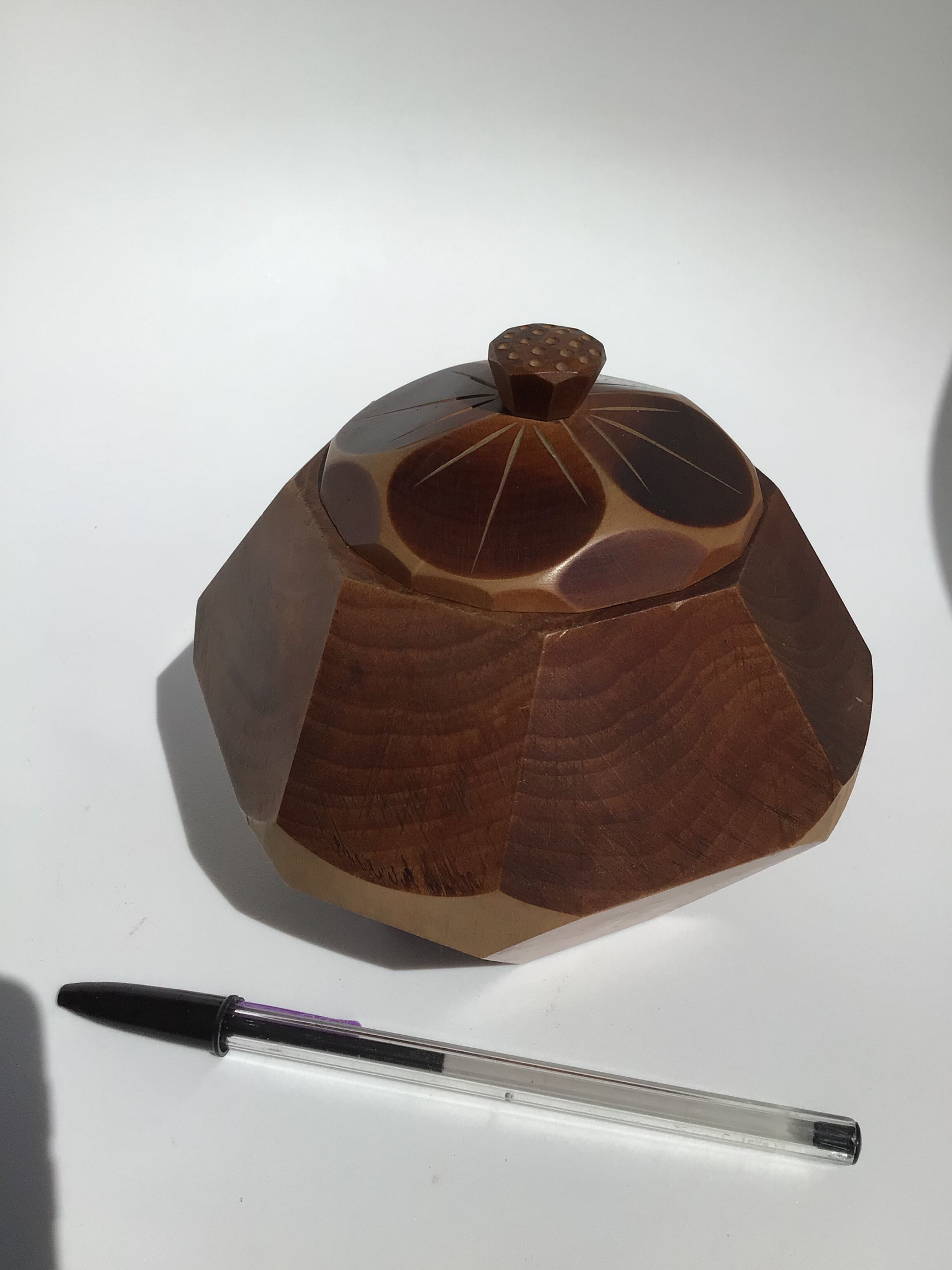 Octagonal box in solid wood dug facets