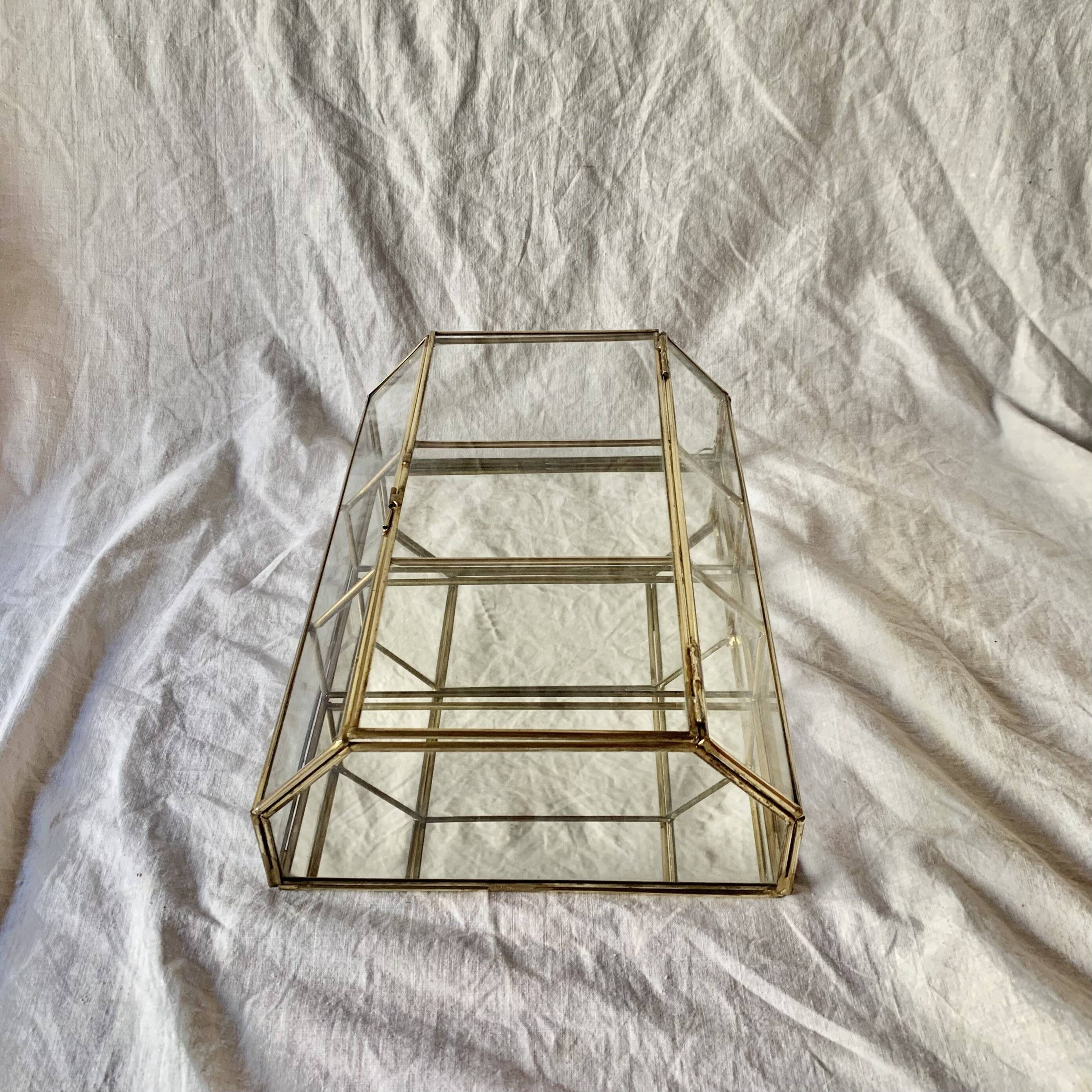 Small vintage display case in clear glass, mirrored glass and brass