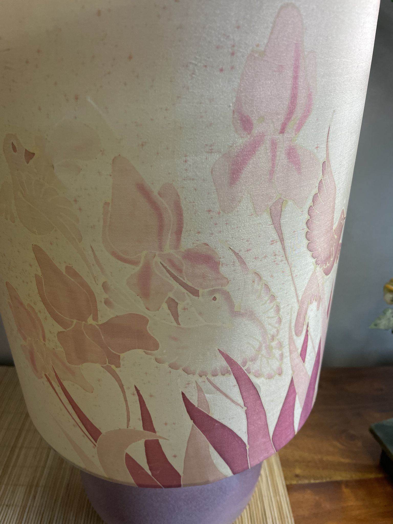 Lampe céramique lilas décor iris et oiseaux