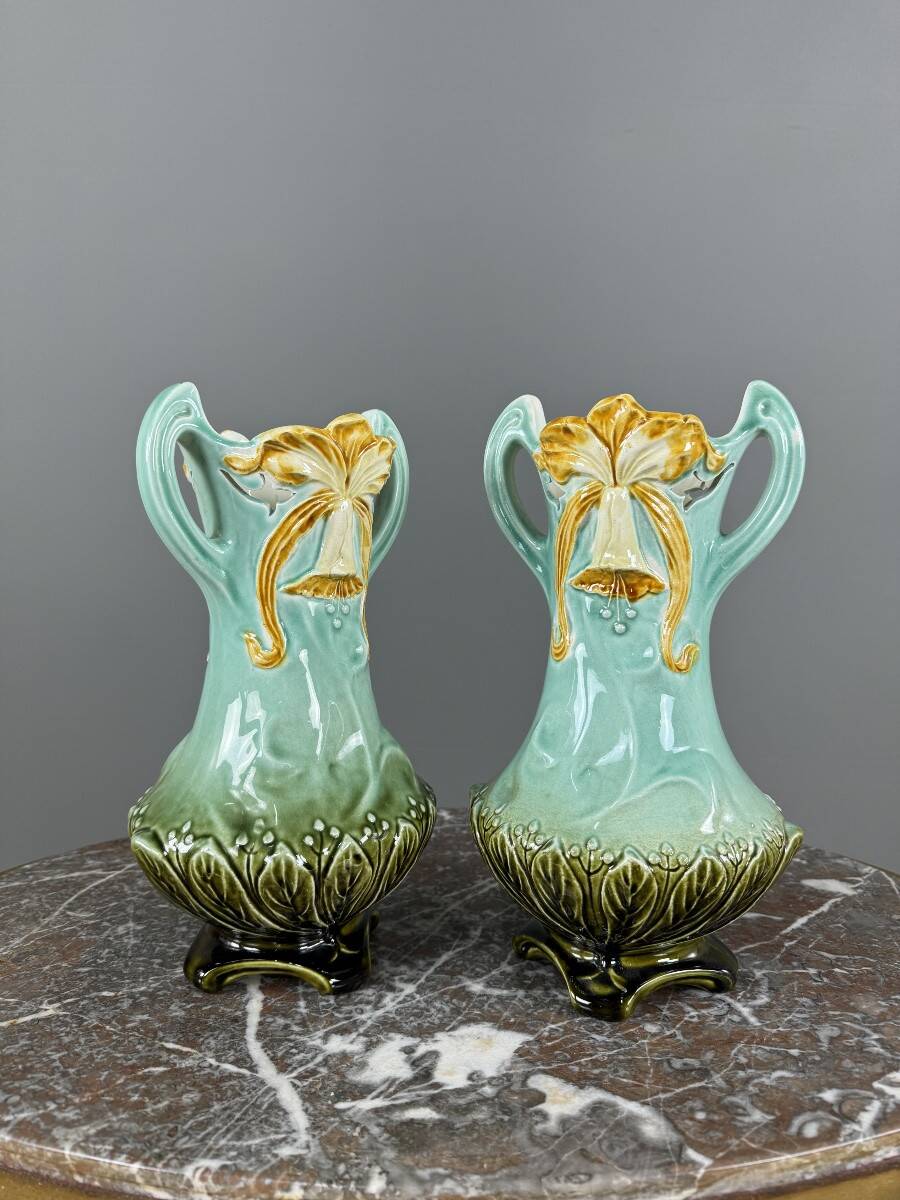 Pair of Art Nouveau vases in glazed ceramic with floral decoration, 20th Century