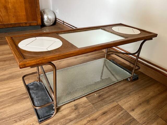 Table basse artisanale et fonctionnelle