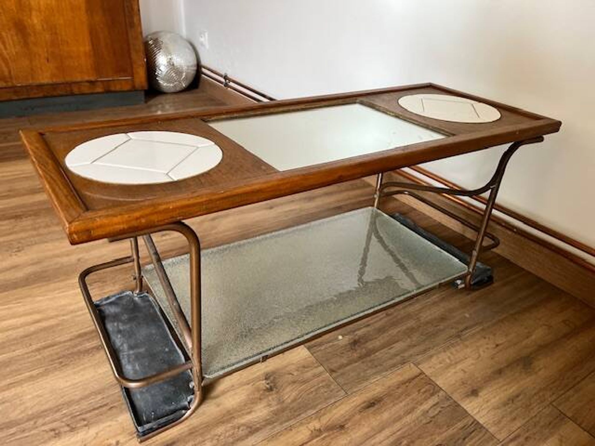 Table basse artisanale et fonctionnelle