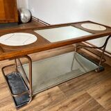 Table basse artisanale et fonctionnelle