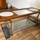 Table basse artisanale et fonctionnelle