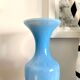 Vase en opaline bleue