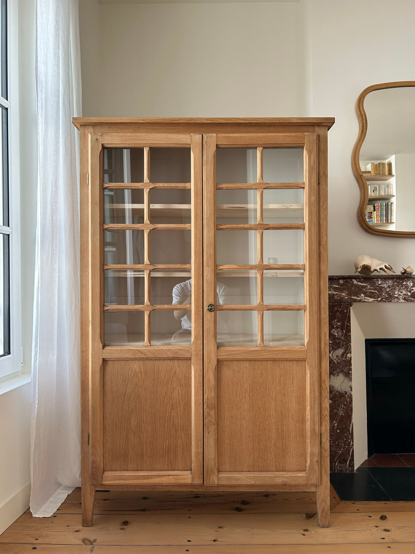 Armoire vitrée en chêne brut