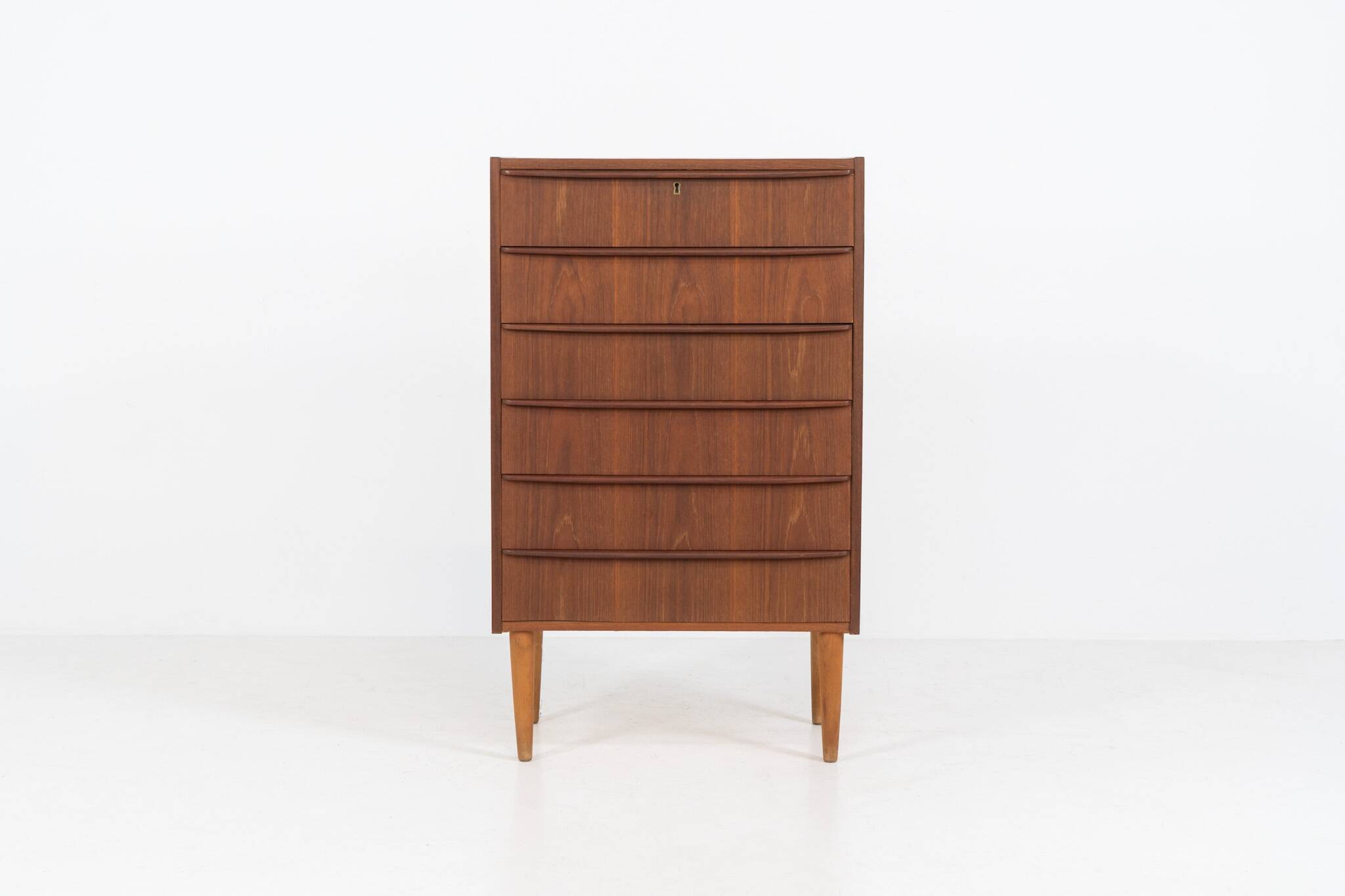 Chest of drawers in teak
