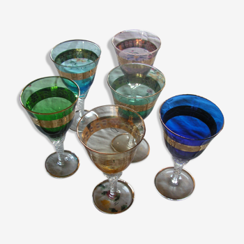 Ensemble de 6 verres en cristal colorés et ciseleé