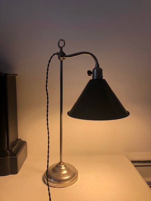 Articulated desk lamp