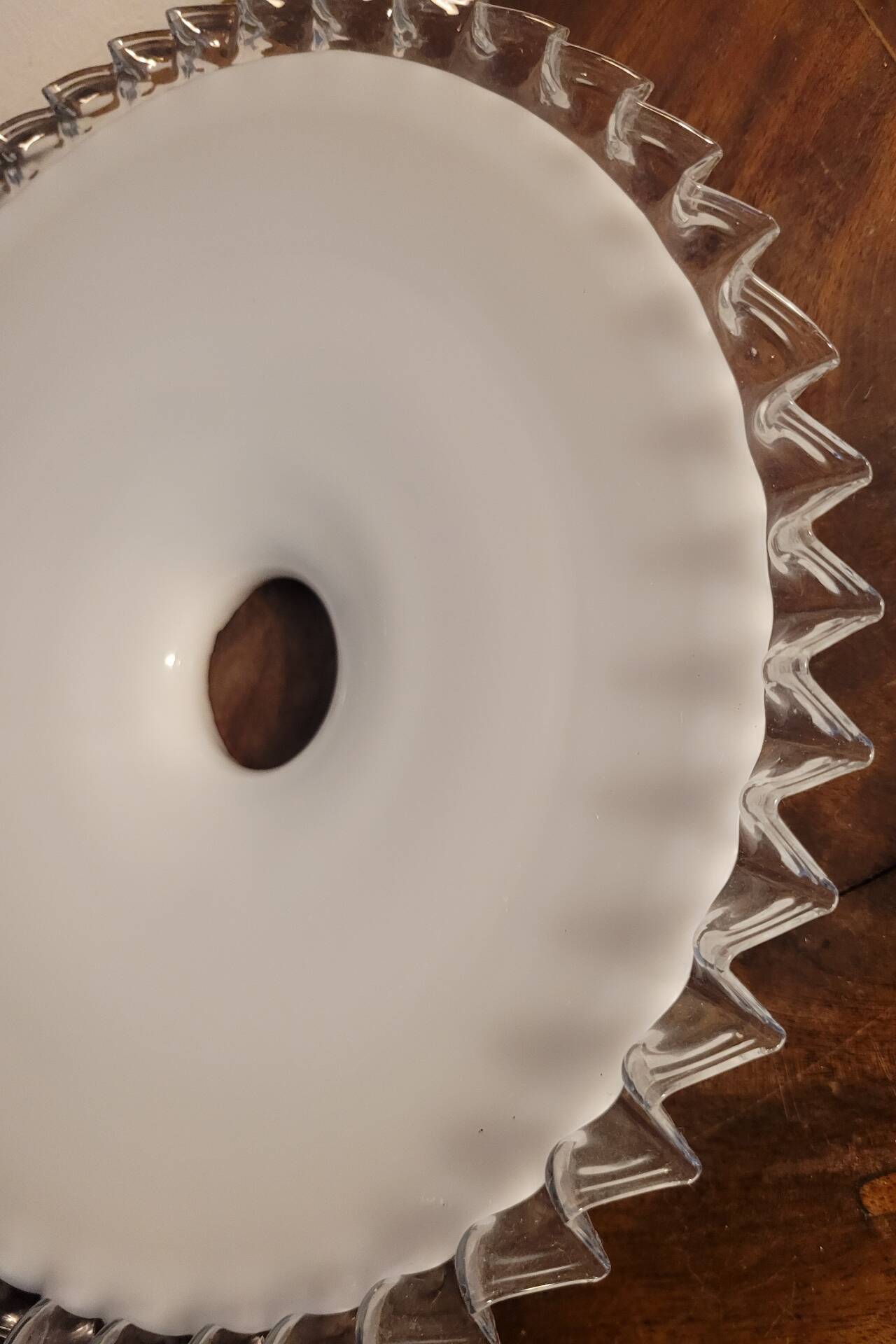 White opaline lampshade with a scalloped edge Ø 25.5 cm, first half of the 20th century.