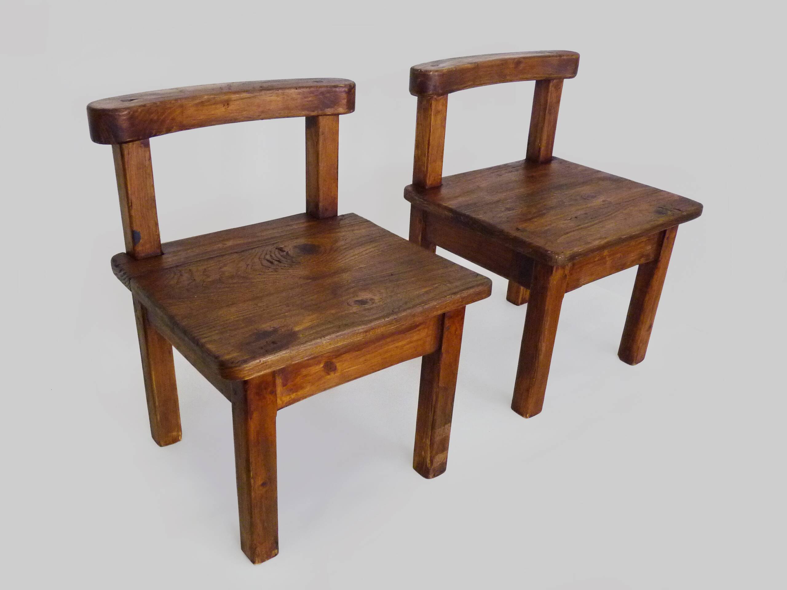 Paire de chaises basses brutaliste en bois massif. Années 60