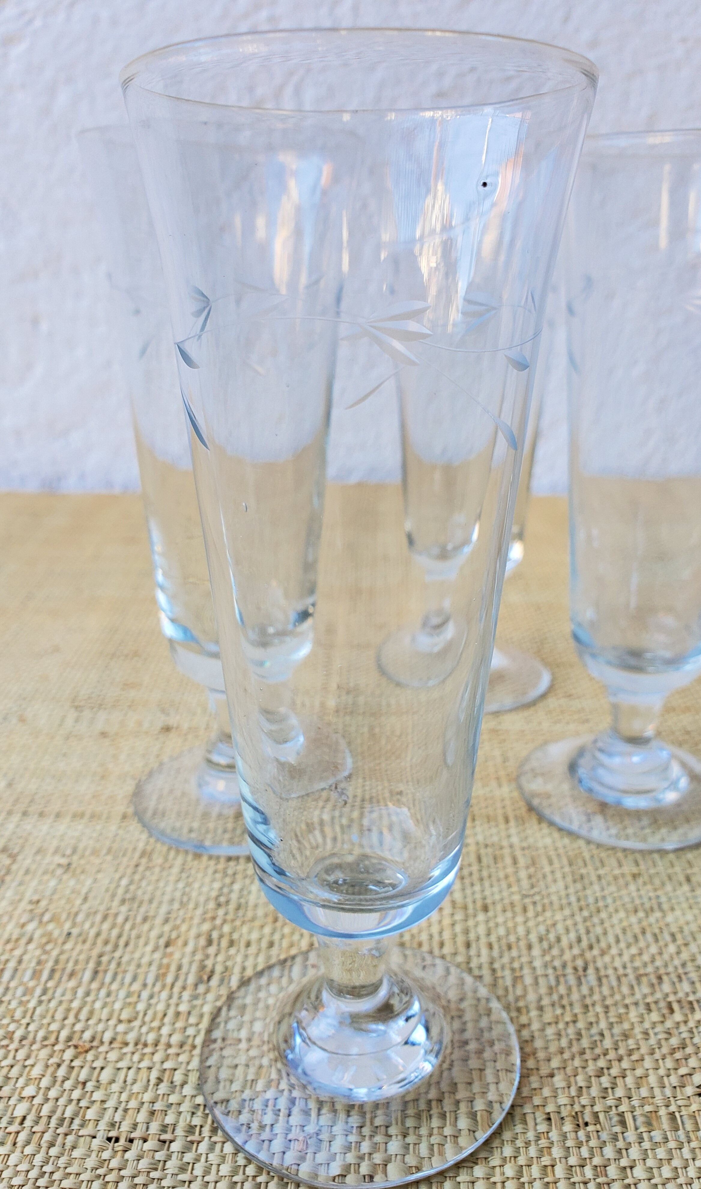 6 flutes à champagne en verre ciselé