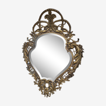 Ancien miroir de forme chantournée en laiton ajouré