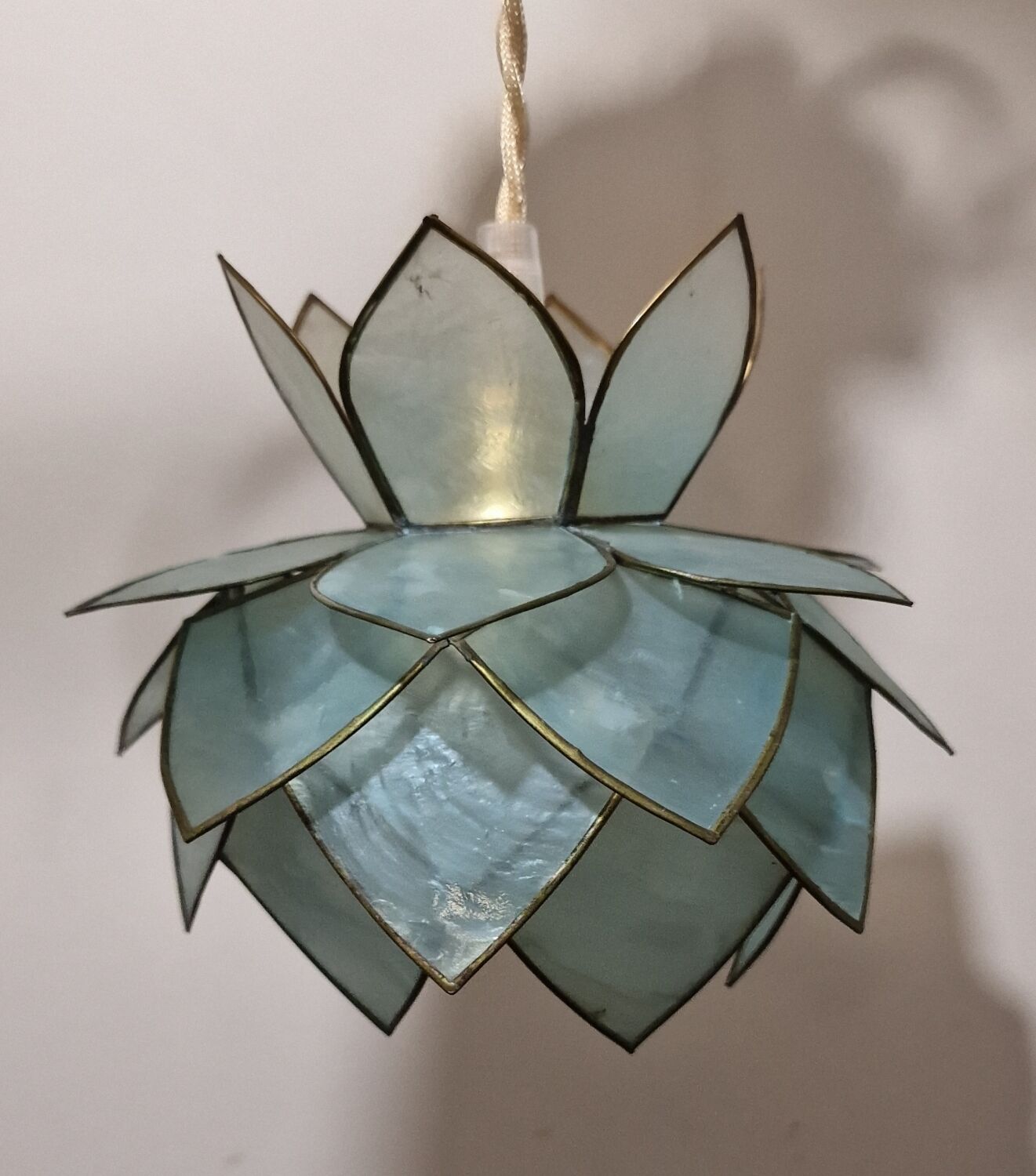 Pair of hanging lamps in mother-of-pearl