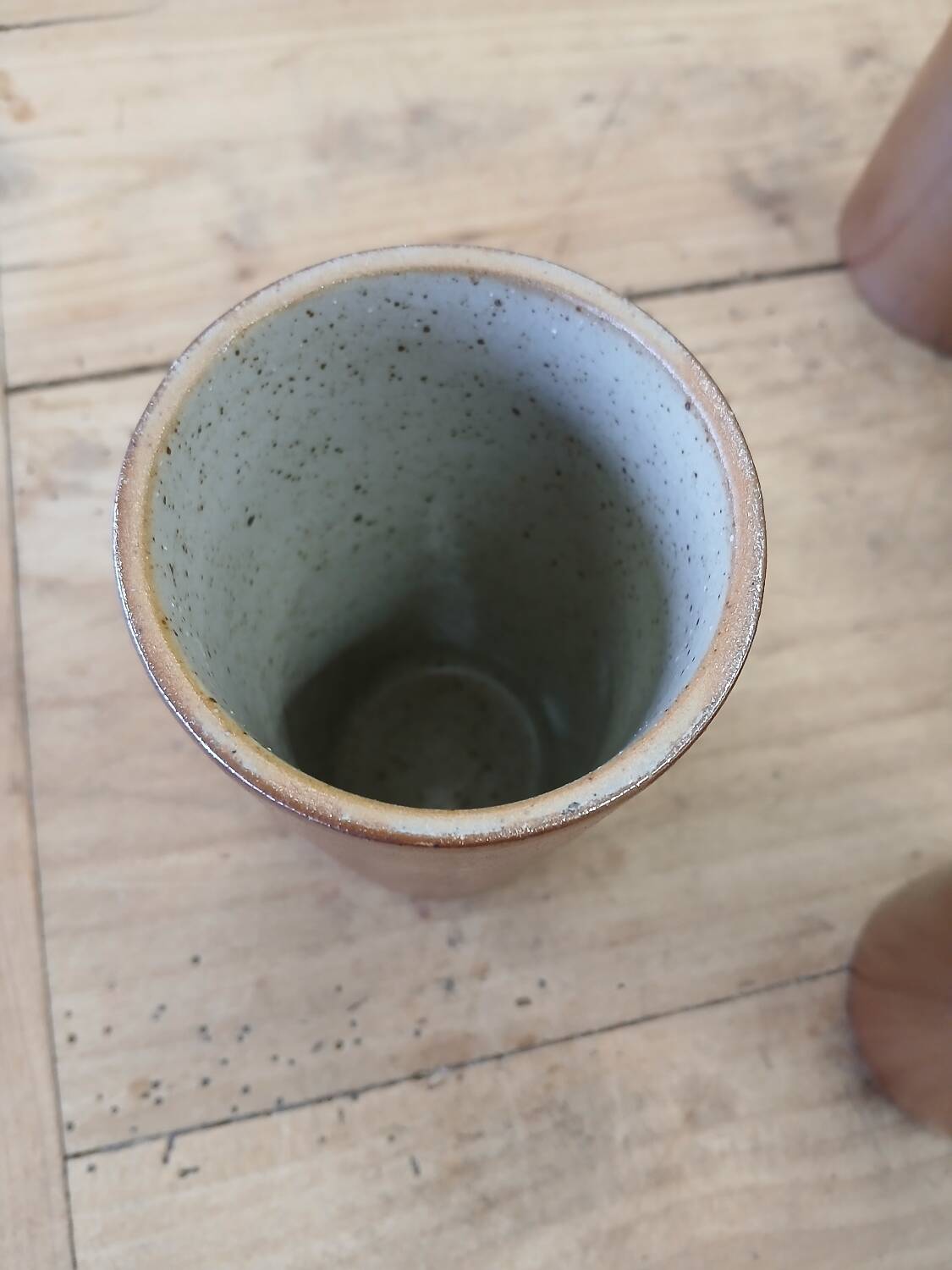 8 glazed stoneware mugs/cups