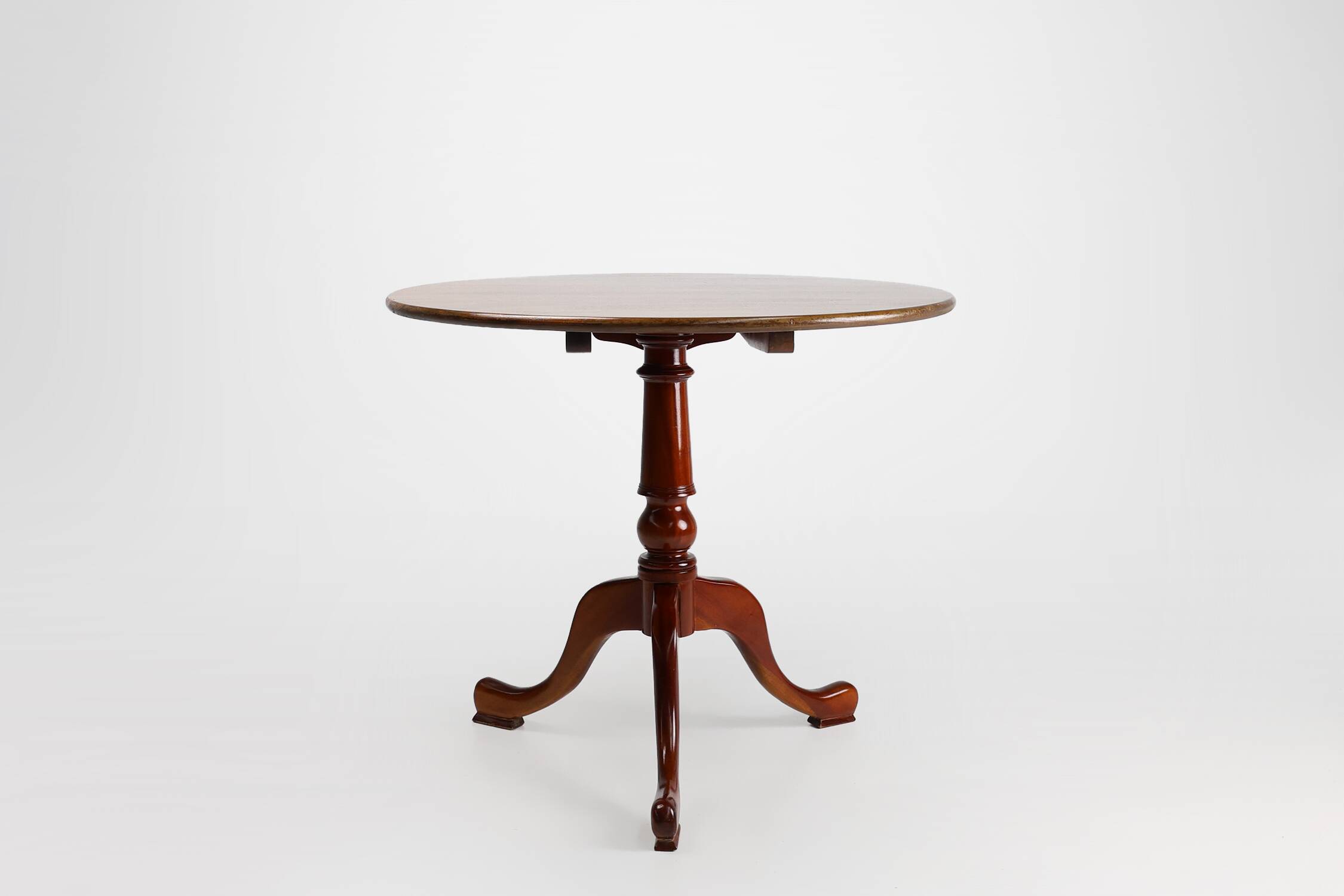20th Century English round tilt top table in cherry wood, UK