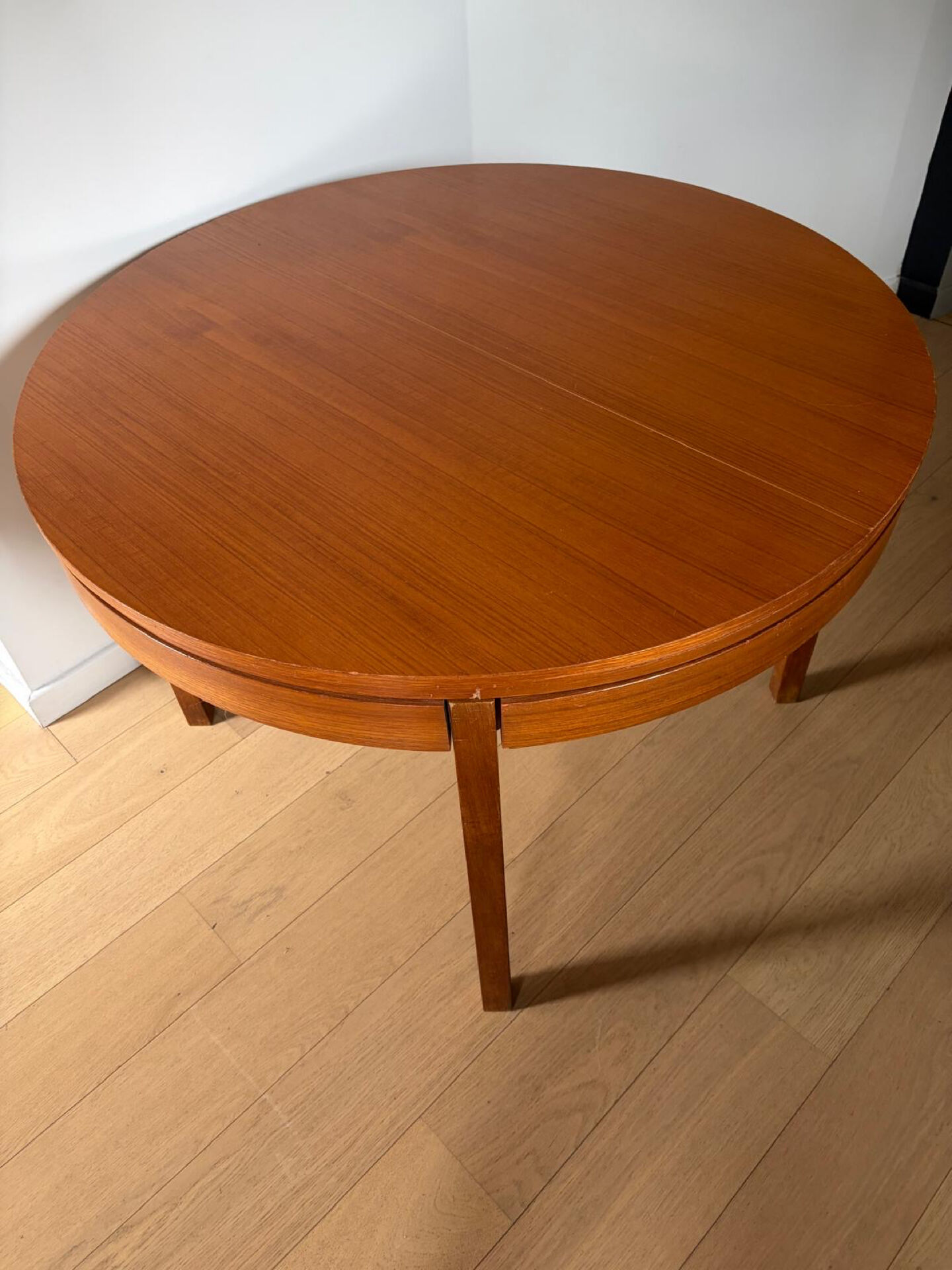 Extendable teak round table