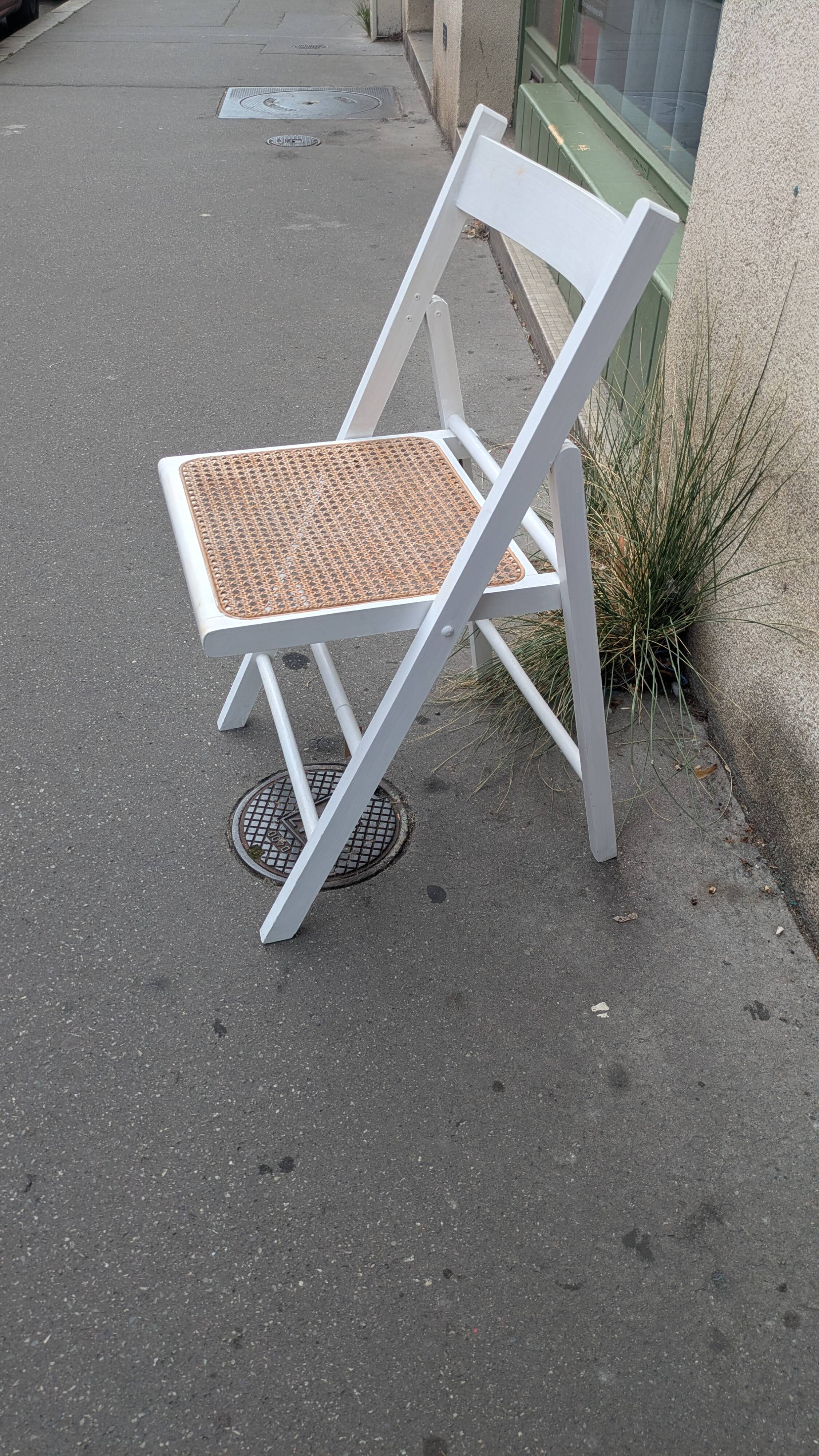 Vintage folding chair in white wood with wicker seat