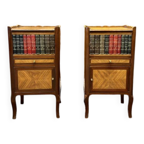 Ensemble de table de nuit classique anglaise avec livres et marqueterie.