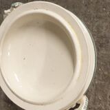10 plates, a tureen, a fruit cup